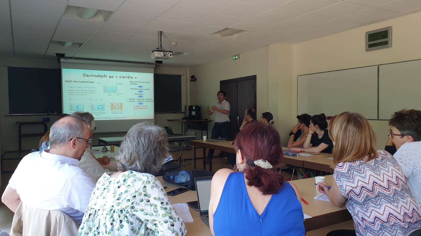Photo d'une conférence à la journée de l’électrochimie
