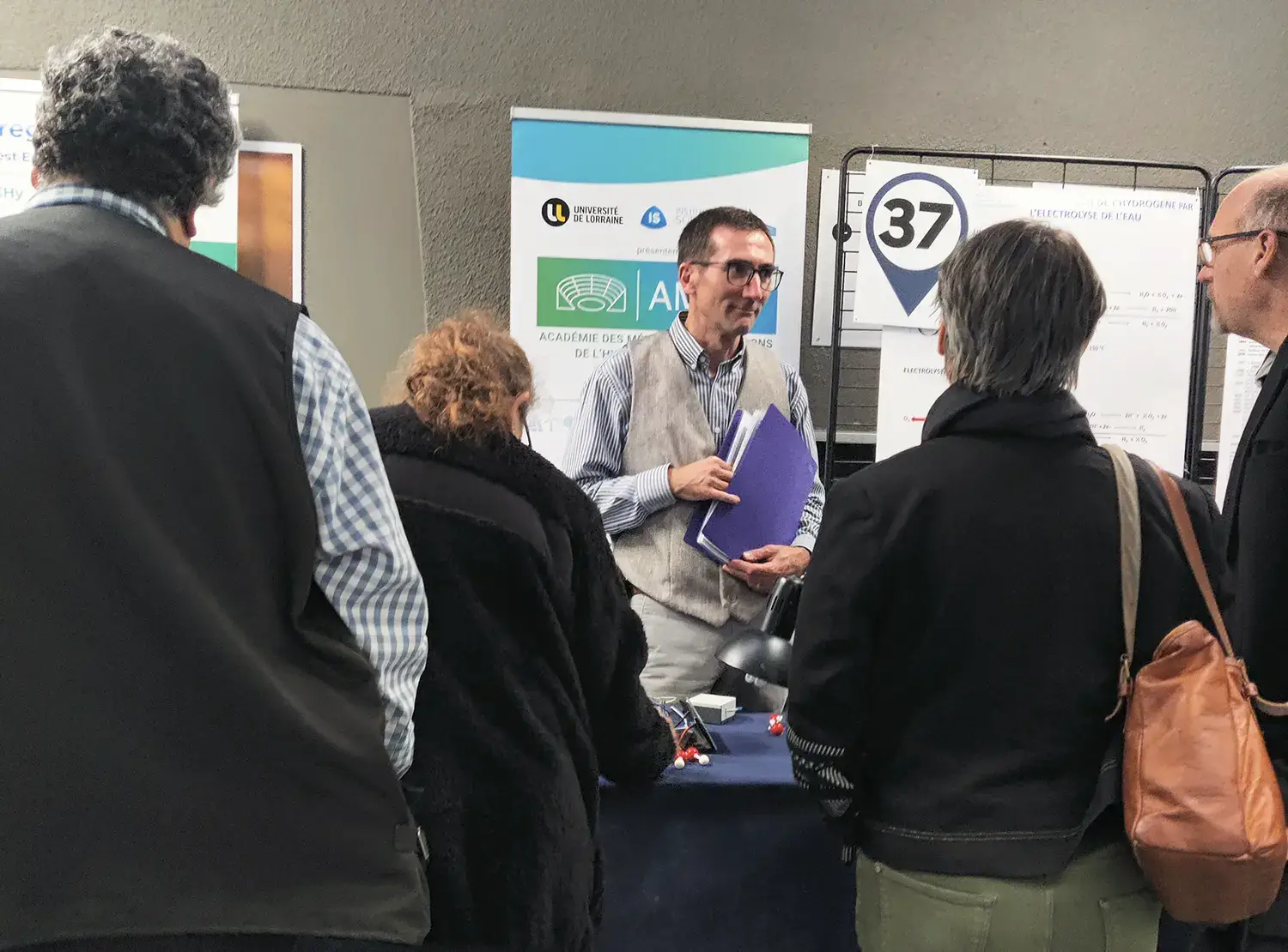 Photo d'un stand au Village des Sciences, Faculté des sciences et technologies, Vandoeuvres