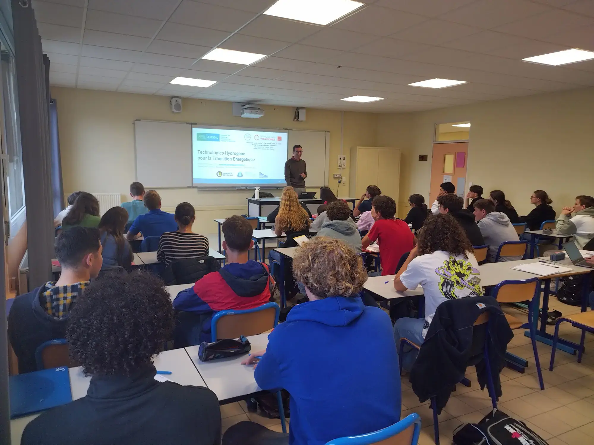 Photo d'une conférence au Lycée de la Malgrange, Jarville-La Malgrange. Présentation échanges sur les technologies de l’hydrogène pour la transition énergétique.