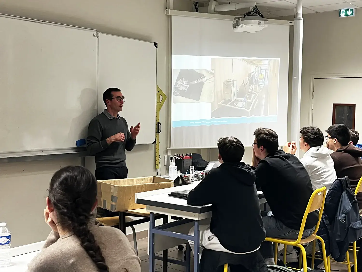 Photo d'une conférence au Lycée Saint Léon IX, Nancy. Présentation échanges sur les technologies de l’hydrogène pour la transition énergétique.