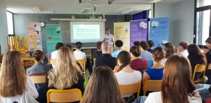 Photo d'une conférence au Lycée Jean-Baptiste Vuillaume, Mirecourt. Présentation échanges sur les technologies de l’hydrogène pour la transition énergétique.